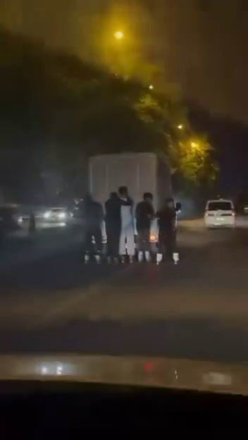 Diyarbakır’da, paten kayan 5 genç, canlarını tehlikeye atarak bir pikabın