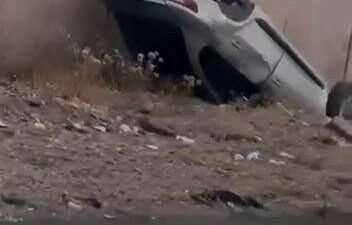 Diyarbakır’ın Kayapınar ilçesinde bir otomobilin yoldan çıkıp takla attığı bir