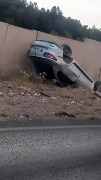 Diyarbakır’ın Kayapınar ilçesinde bir otomobilin yoldan çıkıp takla attığı bir