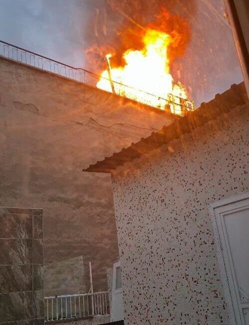 Diyarbakır’ın merkezindeki Yenişehir ilçesinde yer alan bir binanın çatısında çıkan