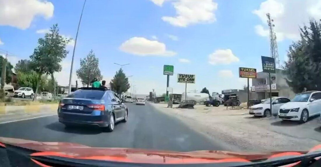 Diyarbakır ilinde, çocukların aracın sunroofundan çıkarak gerçekleştirdiği tehlikeli yolculuk anı,