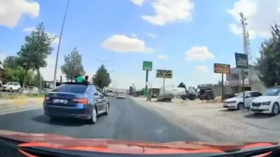 Diyarbakır ilinde, çocukların aracın sunroofundan çıkarak gerçekleştirdiği tehlikeli yolculuk anı,