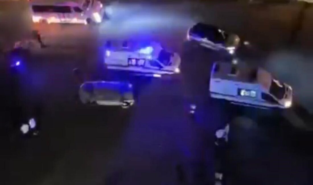 Diyarbakır’ın Kayapınar ilçesinde meydana gelen trafik kazasında iki otomobilin çarpışması