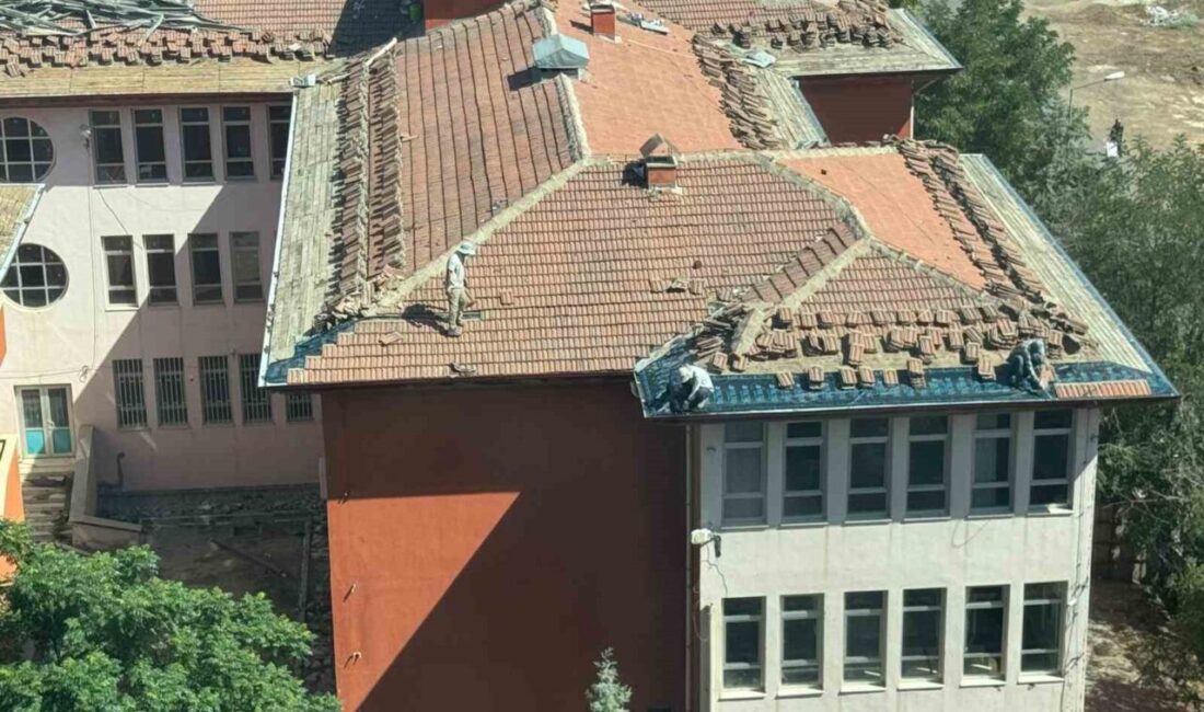 Diyarbakır’ın Kayapınar ilçesinde bir okulda gerçekleştirilen onarım çalışmasında, işçilerin temel