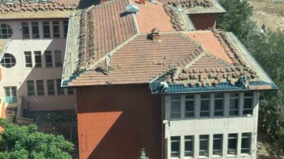Diyarbakır’ın Kayapınar ilçesinde bir okulda gerçekleştirilen onarım çalışmasında, işçilerin temel