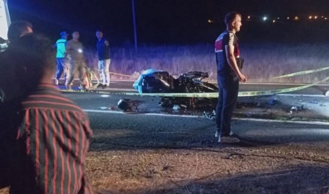 Dicle ilçesinde, bir motosikletin seyir halindeyken iş makinesine çarpması sonucu