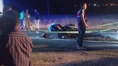 Dicle ilçesinde, bir motosikletin seyir halindeyken iş makinesine çarpması sonucu