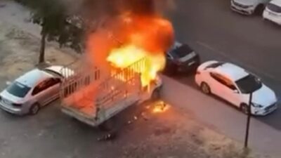 Diyarbakır’ın Bağlar ilçesinde bir kamyonet, park halindeyken aniden alev aldı