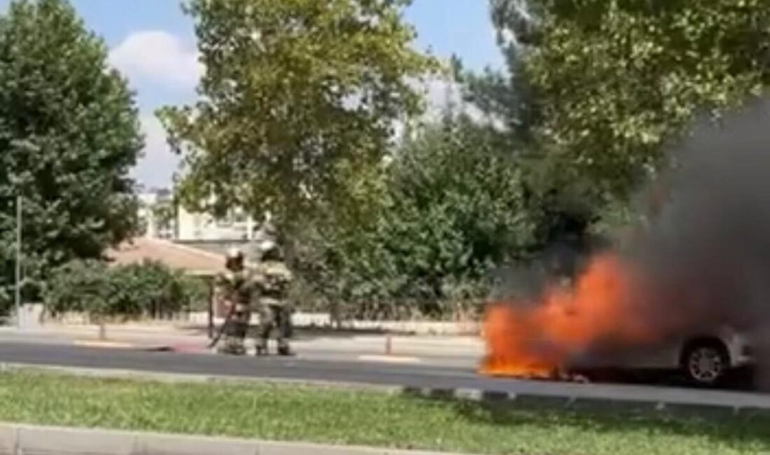 Diyarbakır’ın Kayapınar ilçesinde, park halindeki bir araç, bilinmeyen nedenlerden dolayı