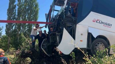 Diyarbakır-Bingöl karayolunda meydana gelen bir trafik kazasında, sürücü kontrolünü yitirdiği