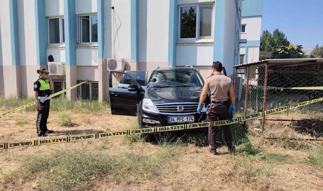 Bilecik’in Osmaneli ilçesinde bir kişi, hastaneye ulaşmaya çalışırken aracının bahçesine