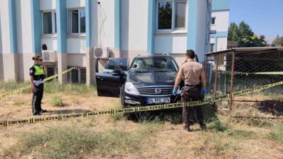 Bilecik’in Osmaneli ilçesinde bir kişi, hastaneye ulaşmaya çalışırken aracının bahçesine