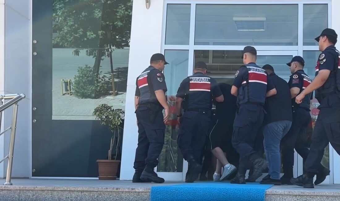 Burdur’un Bucak ilçesinde, bir vatandaşı polis gibi kandırarak yaklaşık 1