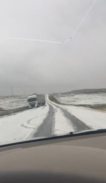 Artvin’de şiddetli yağmur, yüksek kesimlerde doluya dönüşerek Sahara Geçidi’ni beyaza