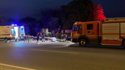 Hatay’da bir tırın sürücüsü, kontrolü kaybederek devrildi ve yaralandı. Olay,