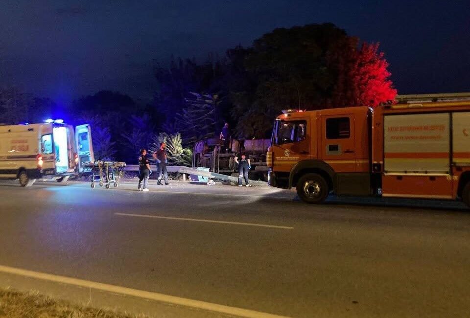Hatay’da bir tırın sürücüsü, kontrolü kaybederek devrildi ve yaralandı. Olay,