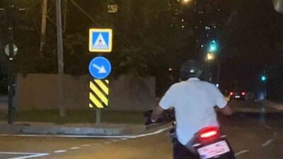 Bursa şehrinde, bir motosiklet sürücüsünün kırmızı ışıkta beklerken drift yaparak
