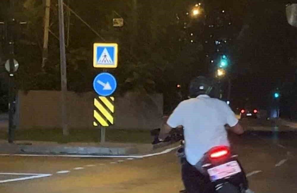 Bursa şehrinde, bir motosiklet sürücüsünün kırmızı ışıkta beklerken drift yaparak