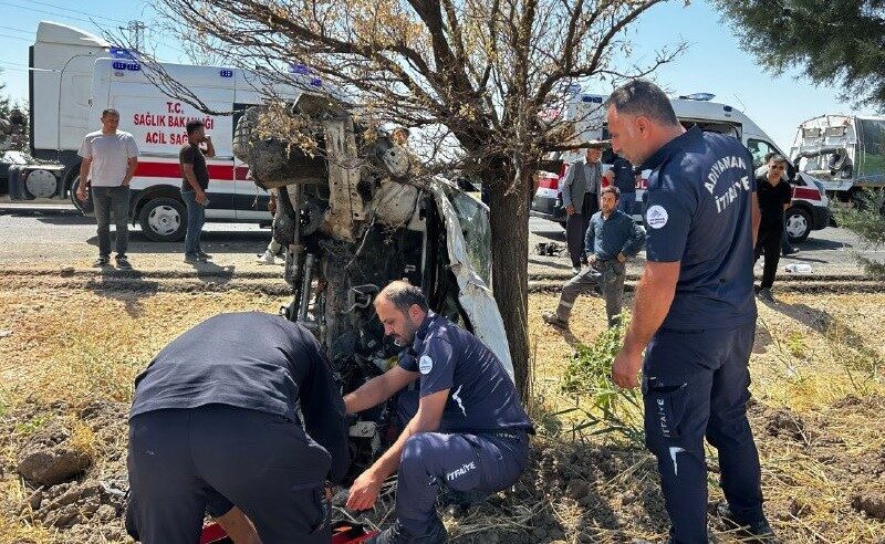Adıyaman’da, düğün törenine gitmekte olan bir ailenin bulunduğu otomobilin, başka