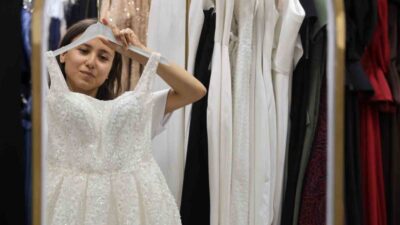 Kırşehir’de evlenmeyi planlayan çiftler, yükselen gelinlik fiyatları karşısında kiralamayı satın