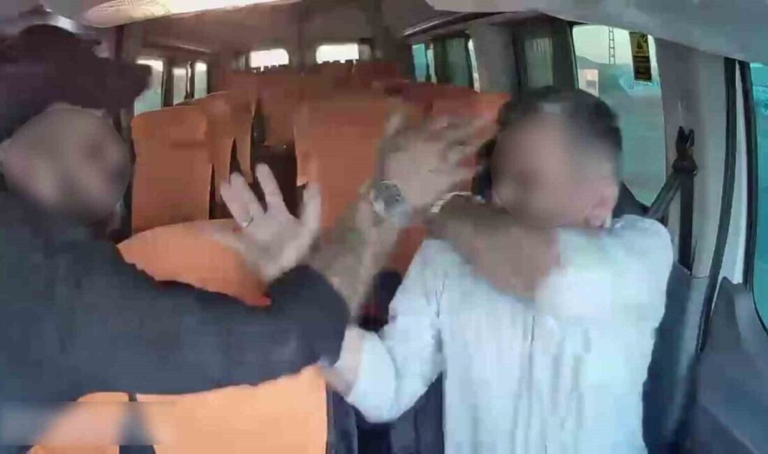 Adıyaman’da, bir minibüs sürücüsü, yol verme konusunda yaşadığı anlaşmazlık nedeniyle