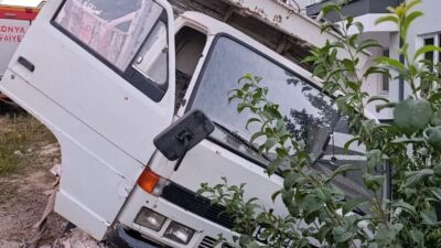 Beyşehir ilçesinde meydana gelen olayda, freni boşalan boru yüklü kamyoneti