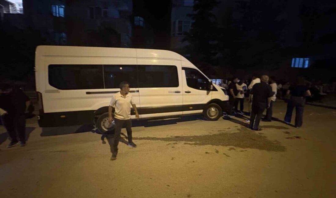 Tosya ilçesinde, bir çocuğun minibüsün altına düşen sis meşalesini almaya