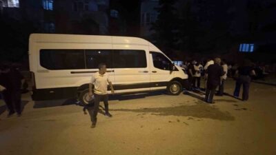 Tosya ilçesinde, bir çocuğun minibüsün altına düşen sis meşalesini almaya