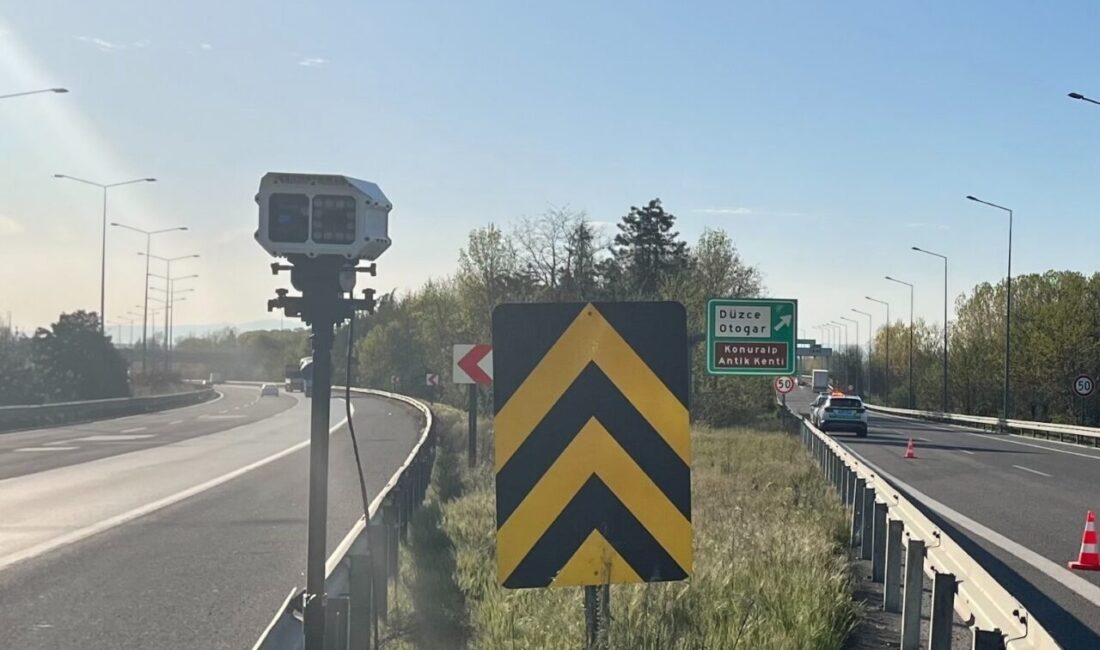 Düzce’de trafik denetimi yapan polis ve jandarma ekipleri, trafik kurallarına