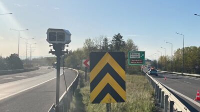 Düzce’de trafik denetimi yapan polis ve jandarma ekipleri, trafik kurallarına