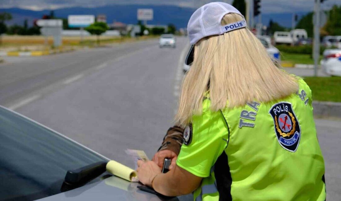 Düzce’de trafik denetimleri yapan polis ve jandarma ekipleri, trafik kurallarını