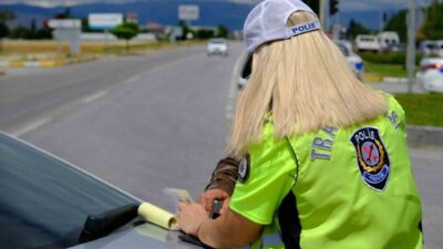Düzce’de trafik denetimleri yapan polis ve jandarma ekipleri, trafik kurallarını