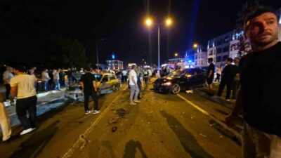 Düzce’de meydana gelen zincirleme trafik kazasında 6 araç birbirine girdi