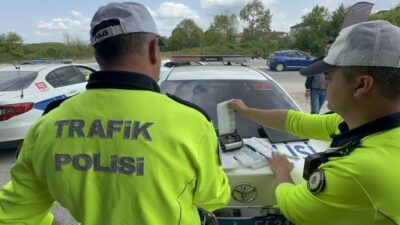 Düzce’de polis tarafından gerçekleştirilen trafik denetimlerinde bin 178 araç sürücüsüne