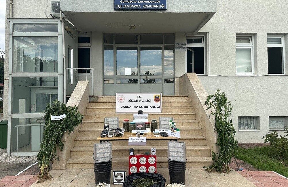 Gümüşova ilçesinde jandarma ekipleri, bir kişinin evinde gerçekleştirdikleri arama sonucunda