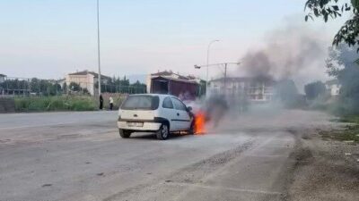 Düzce’de, Koçyazı Mahallesi Çarşamba Pazarı mevkisinde park halindeki bir otomobilin