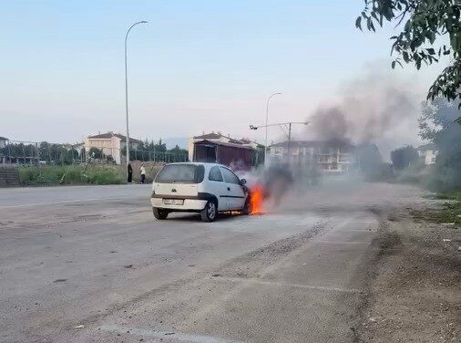 Düzce’de, Koçyazı Mahallesi Çarşamba Pazarı mevkisinde park halindeki bir otomobilin
