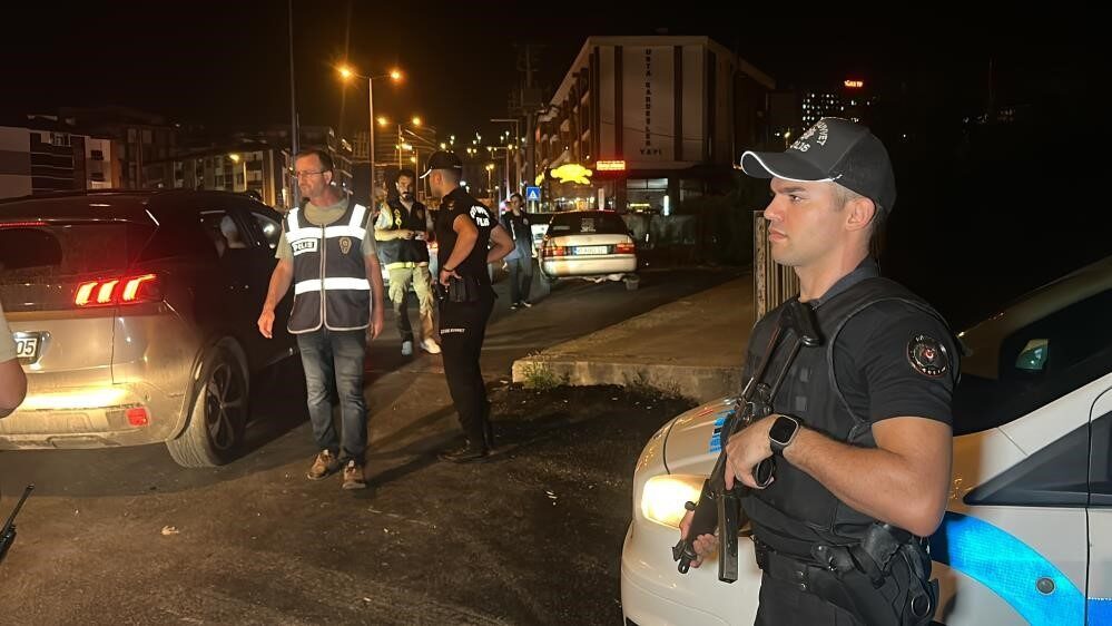 Düzce’de polis ekipleri tarafından gerçekleştirilen operasyonlarda, çeşitli suçlardan aranan 16