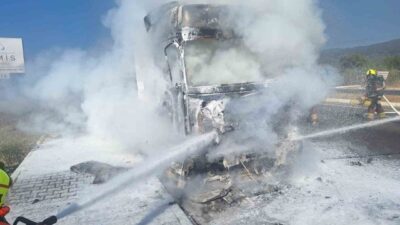 Balıkesir’in Edremit ilçesinde, E-87 karayolu üzerinde seyreden bir çekici aniden