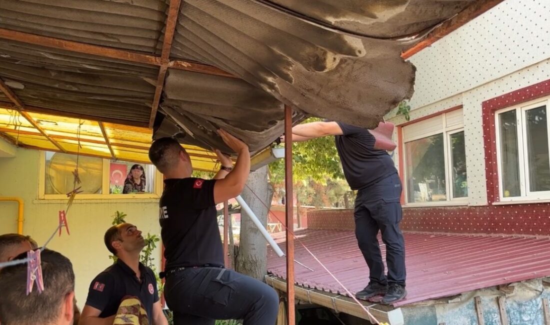 Edirne’de yaşanan olayda, Nişancıpaşa Mahallesi’nde bulunan bir evin çatısına çıkan
