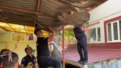 Edirne’de yaşanan olayda, Nişancıpaşa Mahallesi’nde bulunan bir evin çatısına çıkan