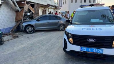Edirne’de polisin “dur” ihtarına uymayan şüpheli iki aracın kaçışı, kazayla