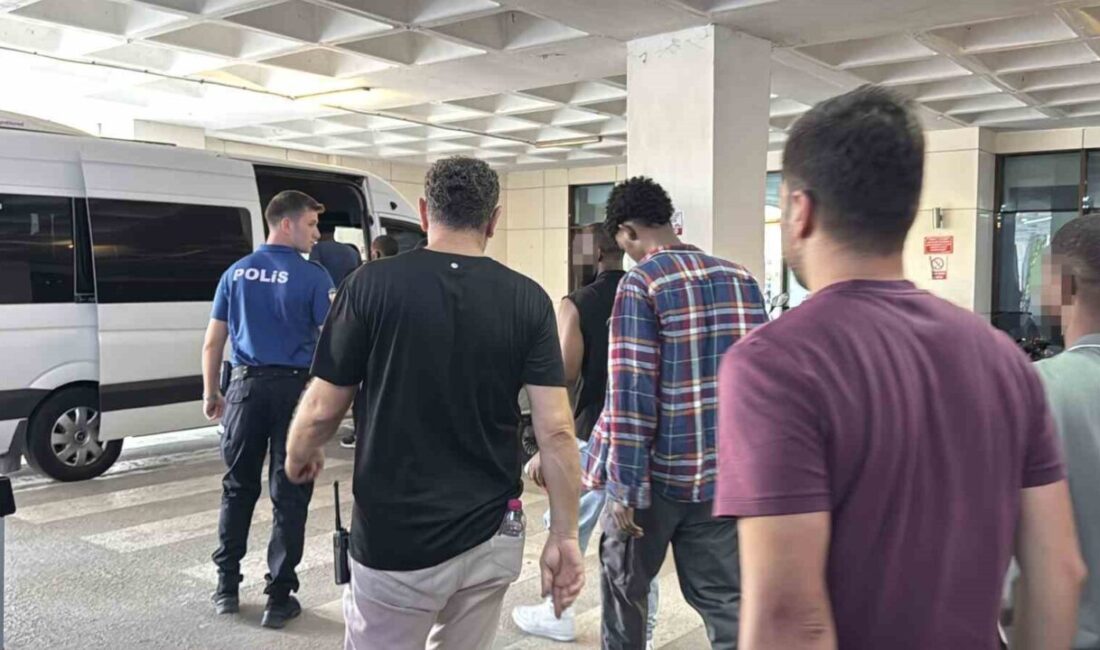 Edirne’de polis ekipleri, Kırklareli Kavşağı’nda durdurdukları bir minibüste 19 kaçak