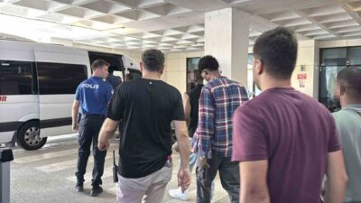 Edirne’de polis ekipleri, Kırklareli Kavşağı’nda durdurdukları bir minibüste 19 kaçak