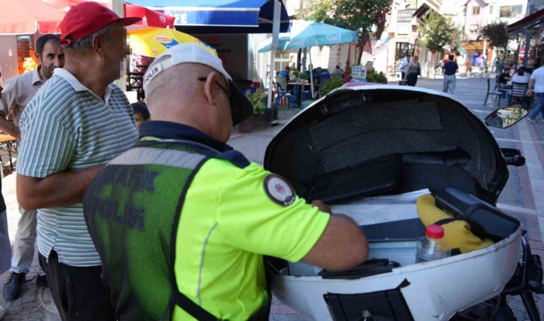 Edirne’nin Saraçlar Caddesi’nde trafik ekipleri tarafından motosiklet sürücülerine yönelik yapılan