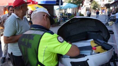 Edirne’nin Saraçlar Caddesi’nde trafik ekipleri tarafından motosiklet sürücülerine yönelik yapılan