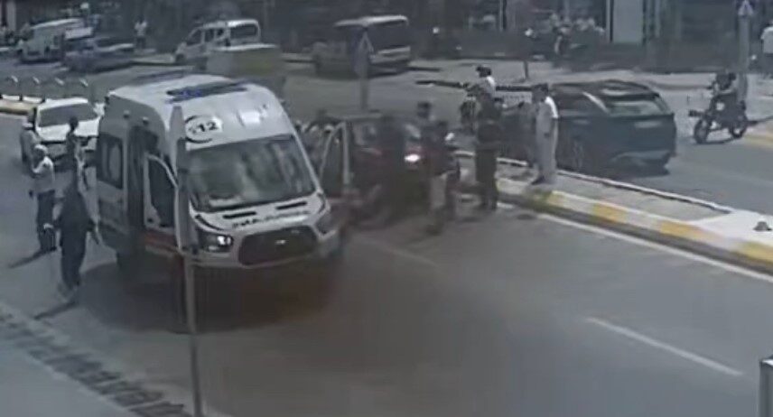 Edirne’de, bir yayaya otomobil çarptı ve yayada yaralanmalara neden oldu.