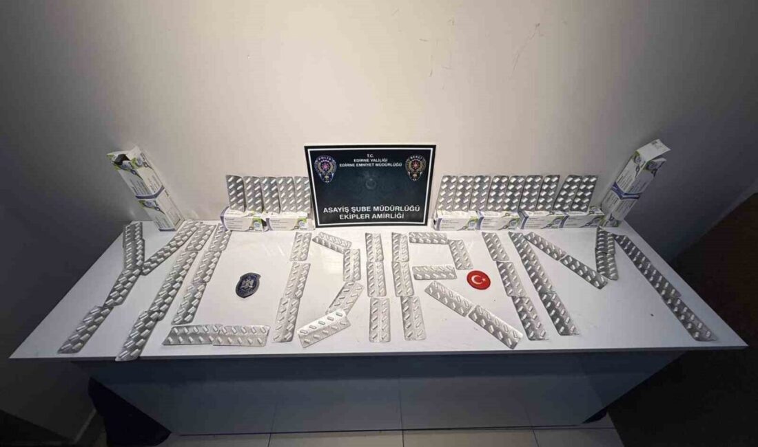 Edirne’de polis ekipleri tarafından şüphe üzerine durdurulan yabancı plakalı bir