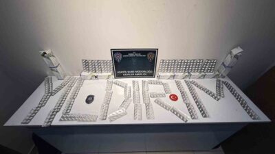 Edirne’de polis ekipleri tarafından şüphe üzerine durdurulan yabancı plakalı bir
