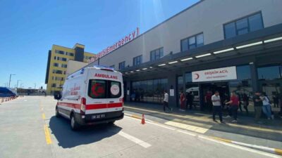 Efeler ilçesinde gerçekleşen bir trafik kazasında iddiaya göre trafik ışıklarında